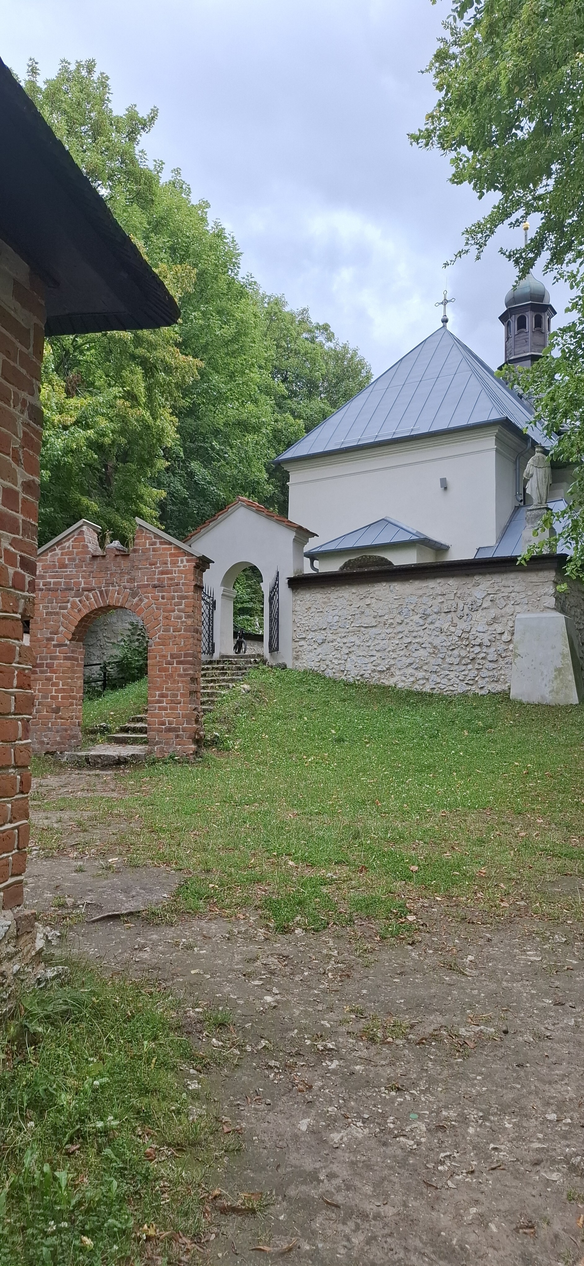 Kościół widziany od strony grot - Trasy rowerowe w okolicach Krakowa Kościół widziany od strony grot - Trasy rowerowe w okolicach Krakowa